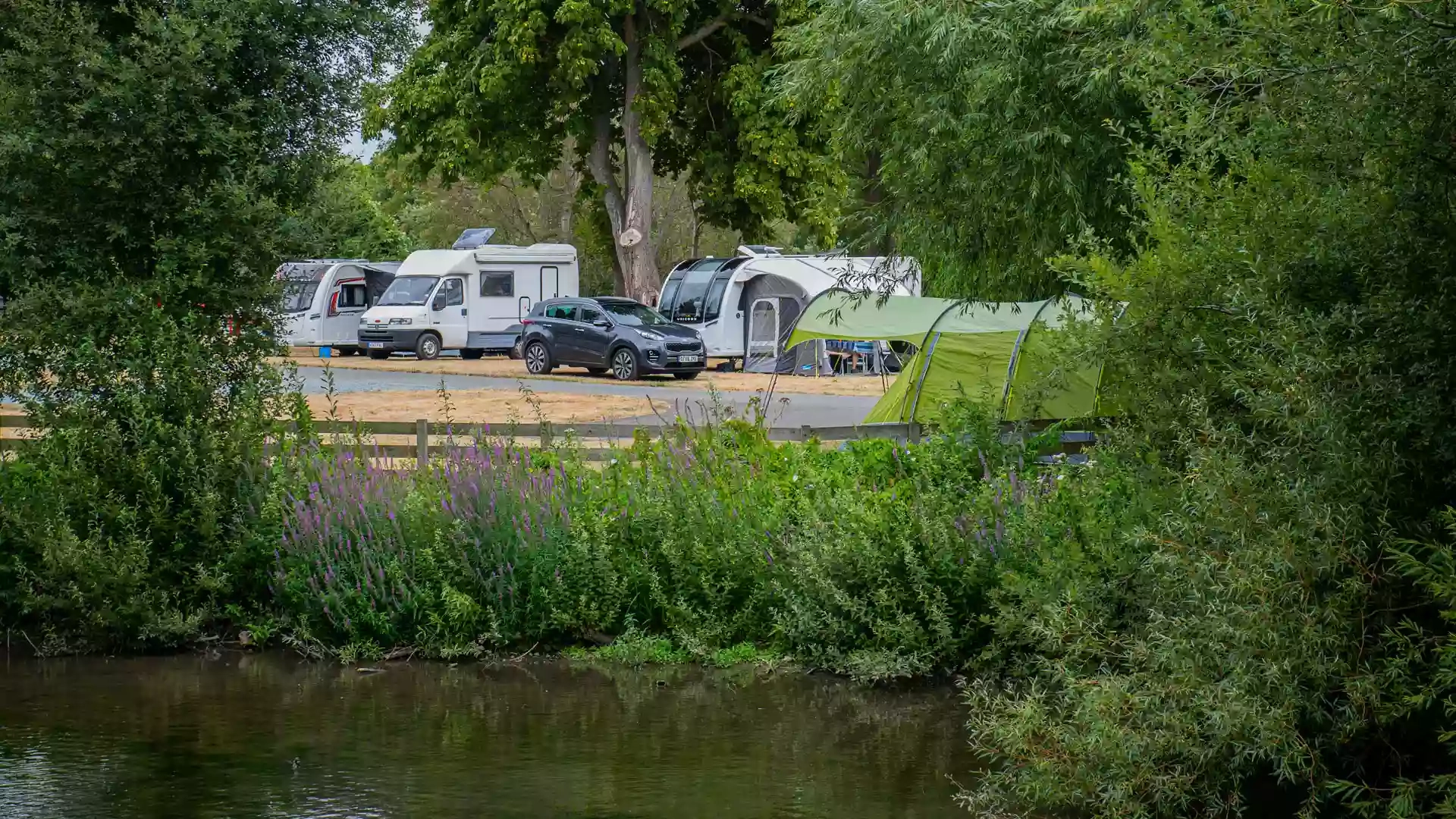 Chertsey Camping and Caravanning Club Site