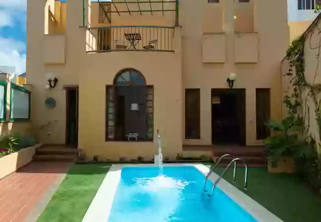 The Yellow House Climatized Pool+Solarium+Parking. Vivienda Vacacional.