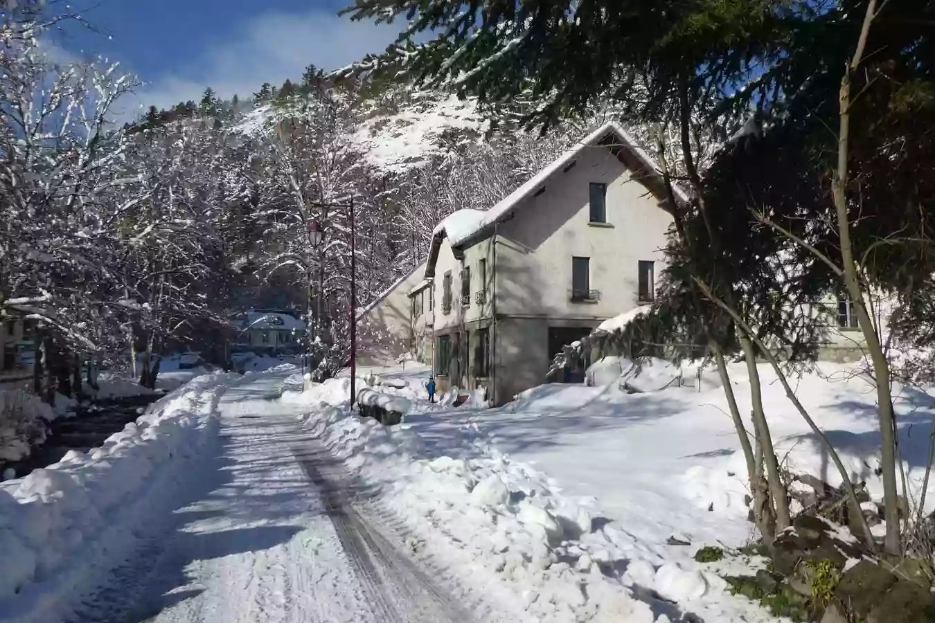 Maison La Couze : Location gîte de vacances dans un cadre de verdure reposant, pour 8 personnes, avec 4 chambres, Terrasse et Jardin, Proche piste de ski, Massif du Sancy, Clermont - Ferrand à Chambon-sur-Lac, Puy-de-Dôme, Auvergne-Rhône-Alpes.