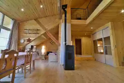 Gîte LE CHALET: Grand appartement de vacances dans chalet en bois, hébergement au bord de la rivière Ornans Jura Doubs 25