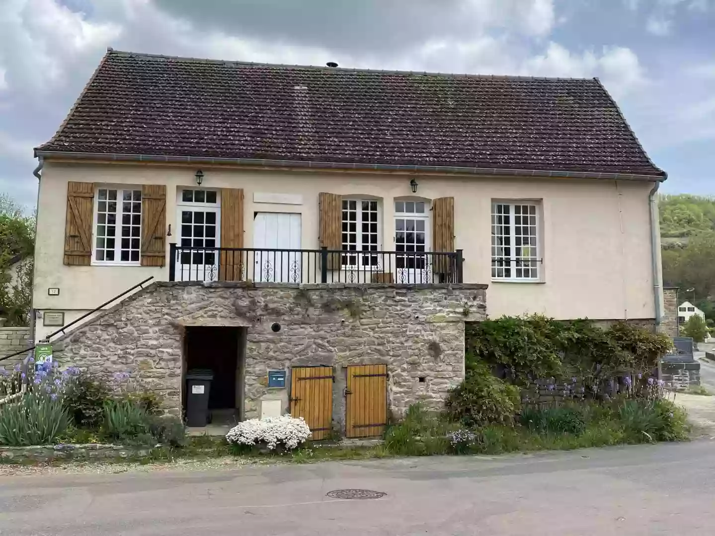 Au cœur de Paris : Location de vacances dans gite de caractère au calme pour 6 personnes à la campagne, proche cité thermale de Santenay (idéal cure thermale) à Paris-l'Hôpital village viticole des célèbres Hautes Côtes de Beaune en Saône-et-Loire