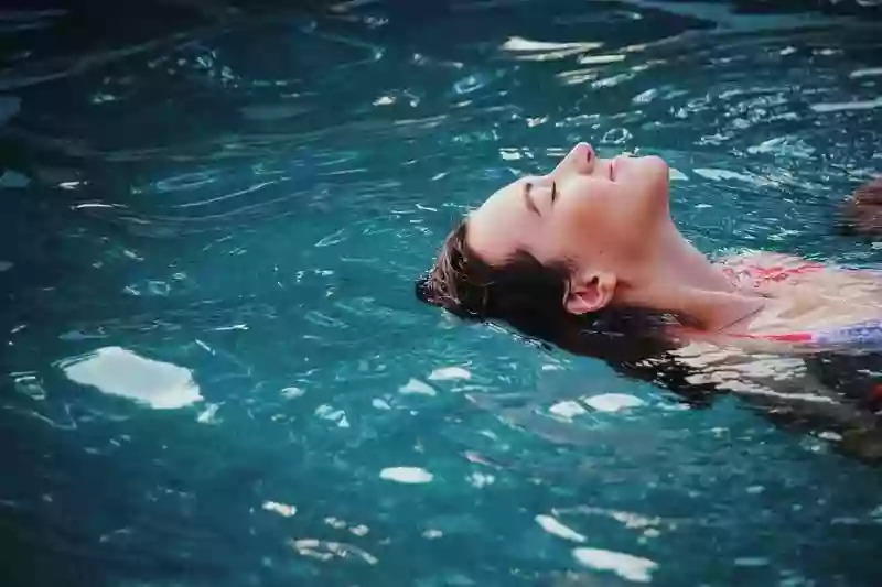 Les piscines, la main bleue