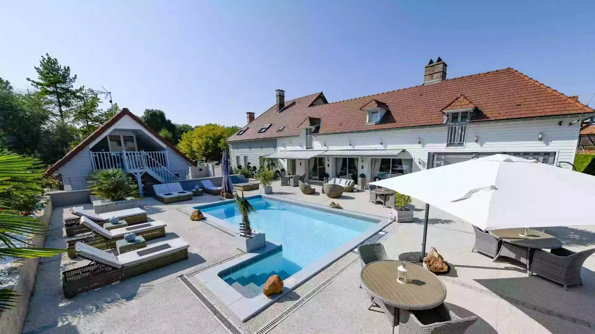 La Villa de la Croix : chambres d'hôtes et gîte avec piscine chauffée