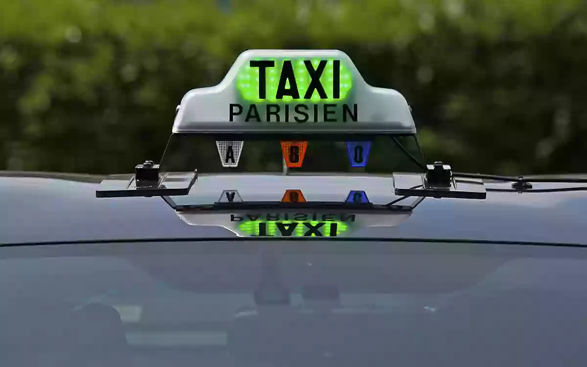 Borne de taxi Mairie de Saint-Ouen