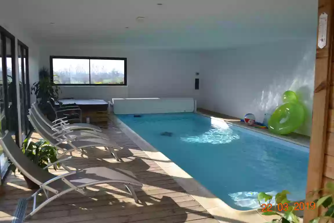 Gite 4 p avec piscine interieure privée chauffée toute l'année et jacuzzi