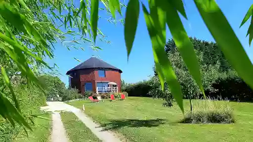 La Maison Ronde et ses cahutes : gîte familial séjour insolite groupe Rando Futuroscope