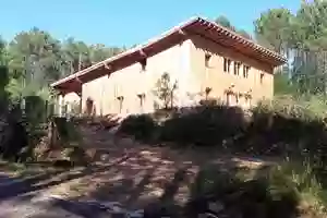 Gîte Handgit : Location gite bioclimatique et écologique accessible à tous pour 12 personnes avec 5 chambres, terrasse, jardin, parking, dans le parc régional des Cévennes, à Sainte-Cécile-d’Andorge dans le Gard, Occitanie