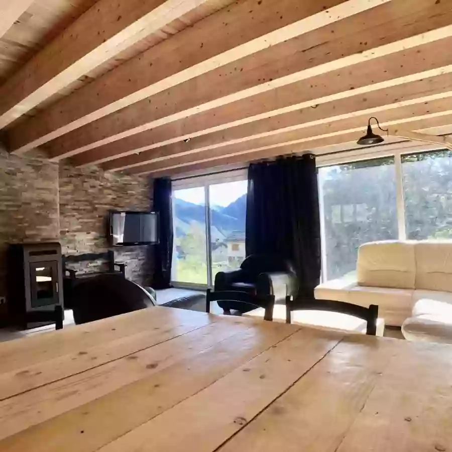 Family House Ignaux: Grande Villa de vacances jusqu’à14 personnes proche Ax-Les-Thermes, Andorre, stations de ski en Ariège