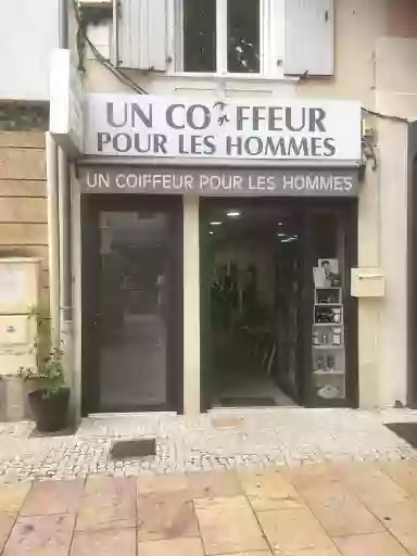 UN COIFFEUR POUR LES HOMMES