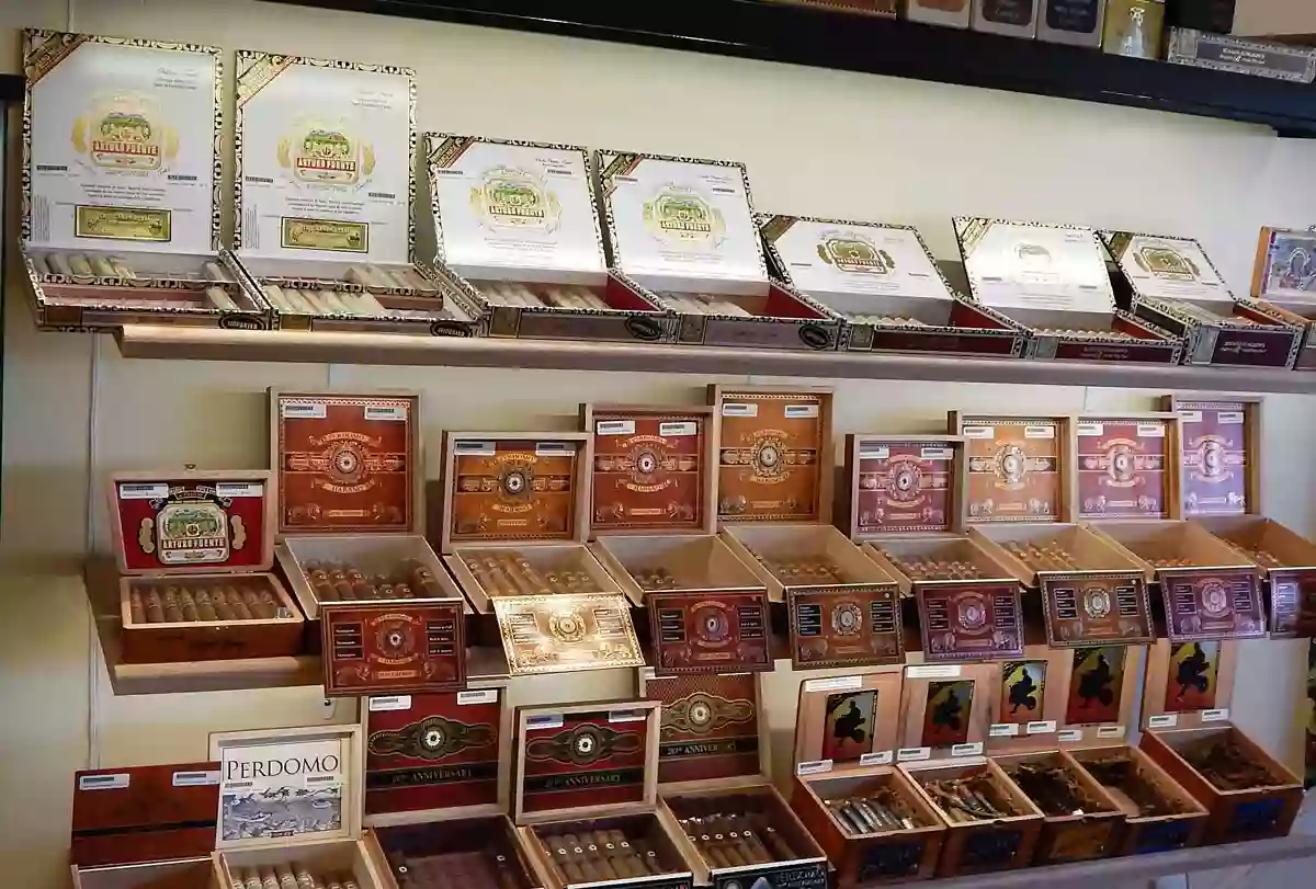 Puro Cigars Lounge