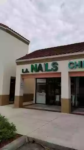 L a Nails