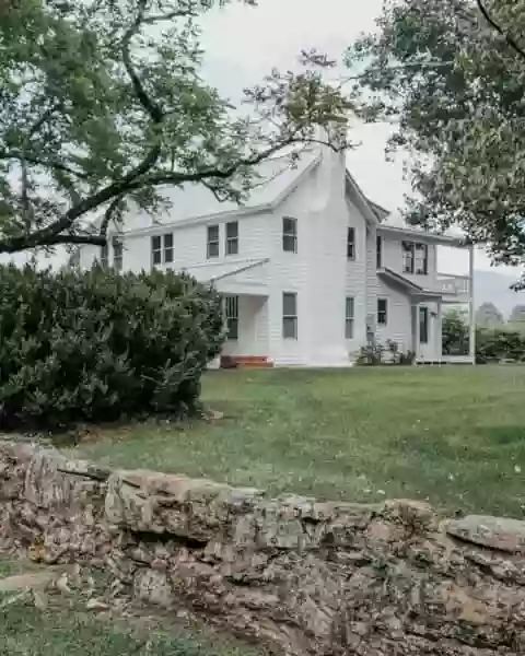 Farmhouse on Boxwood