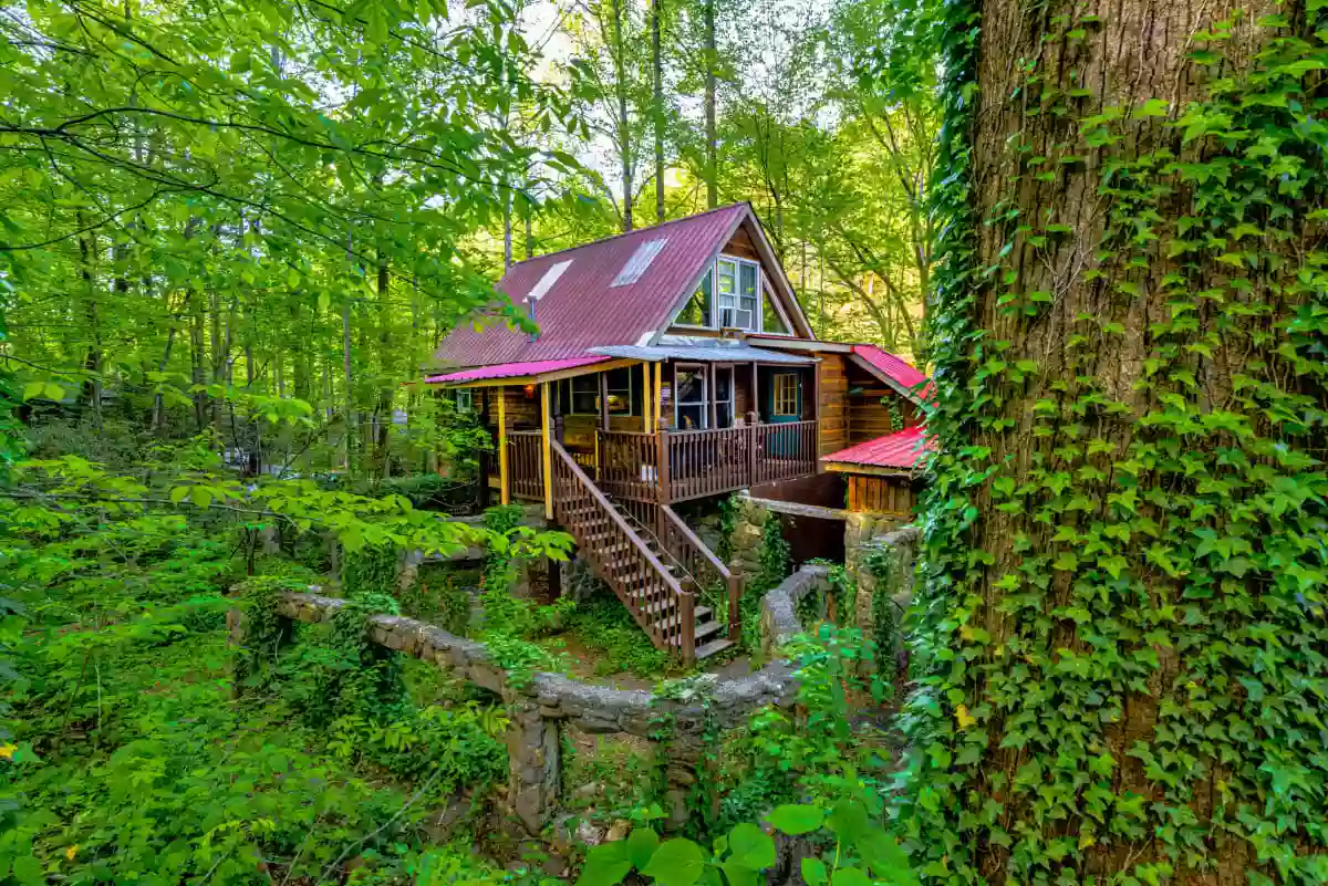 FISHERMAN'S CABIN : Riverside Vacation Retreat in Helen Ga with Hot Tub below (Sleeps 6)