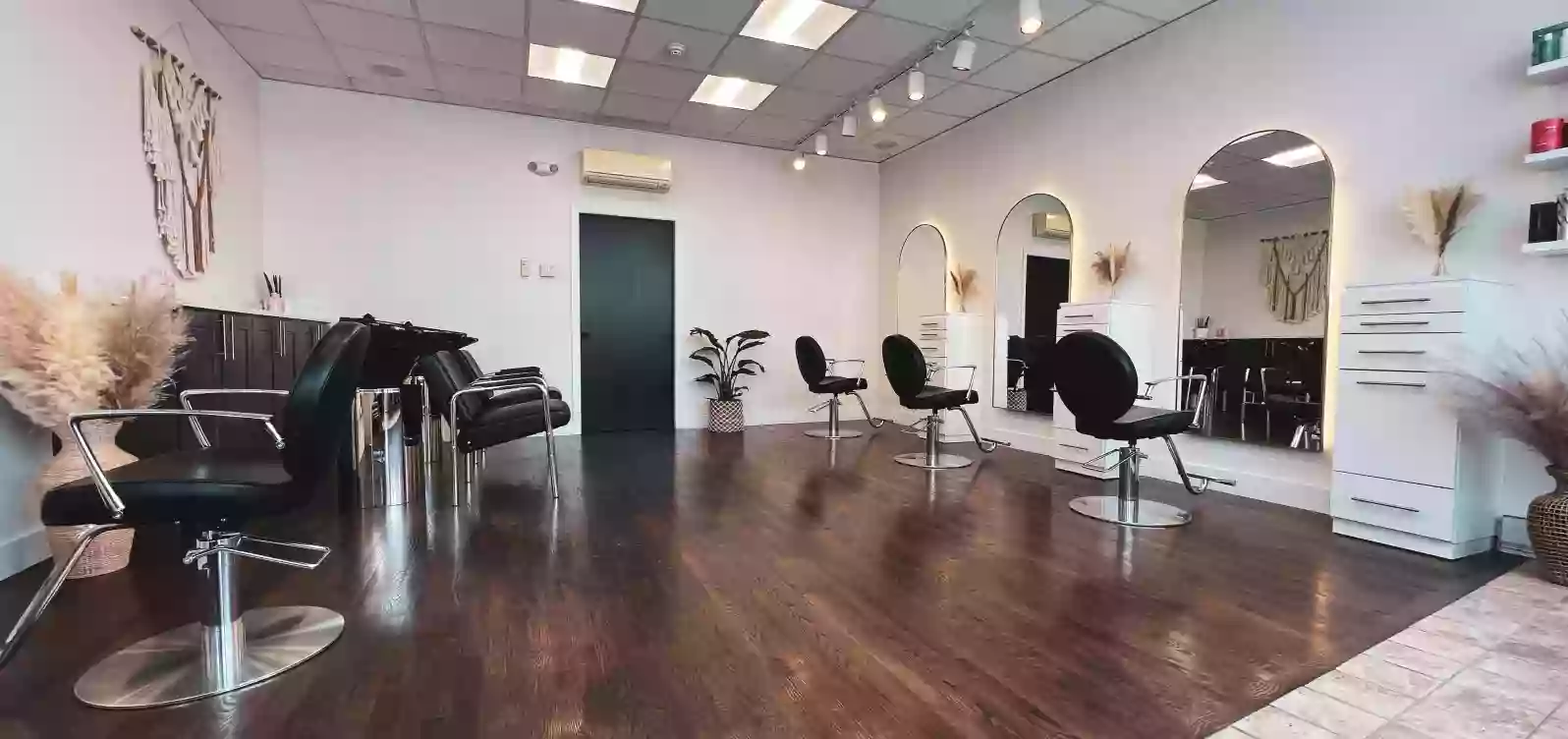 Maria Ferry Salon