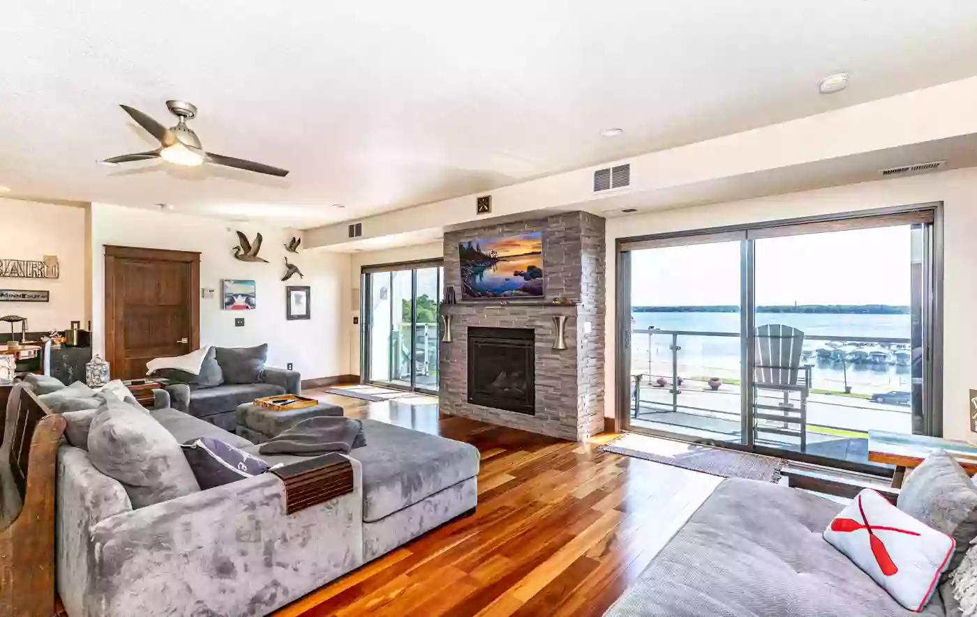 Starboard Point: Luxury Lake Front Penthouse in the heart of Detroit Lakes!