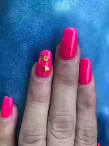 L a Nails