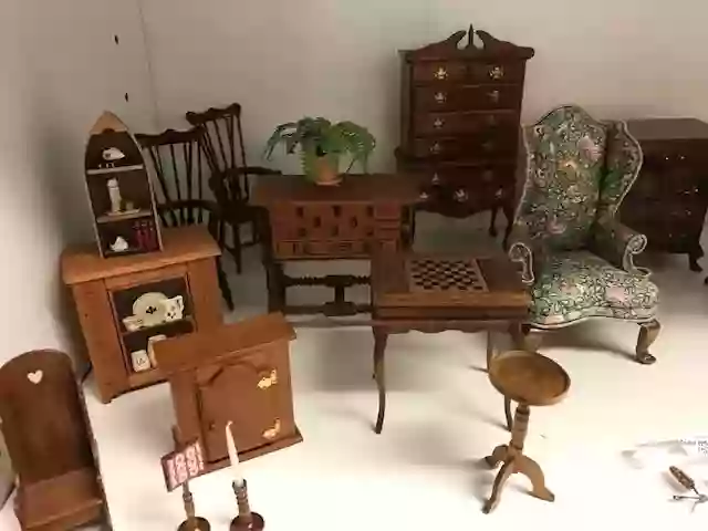 Suzanne's Dollhouses & Miniatures