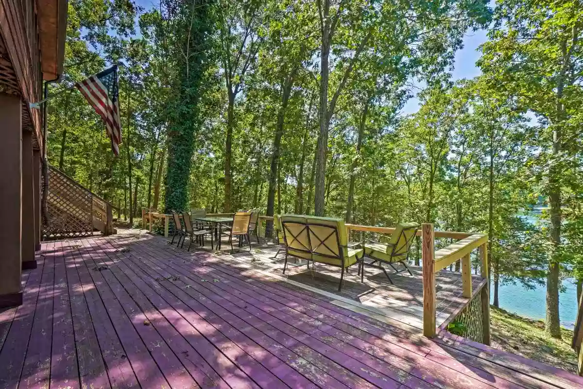 The Lakehouse Retreat - Golden, MO