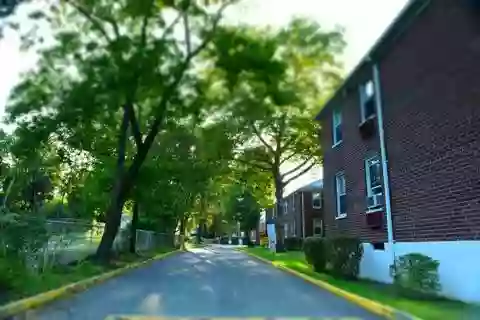 Snug Harbor Apartments, Davis Avenue