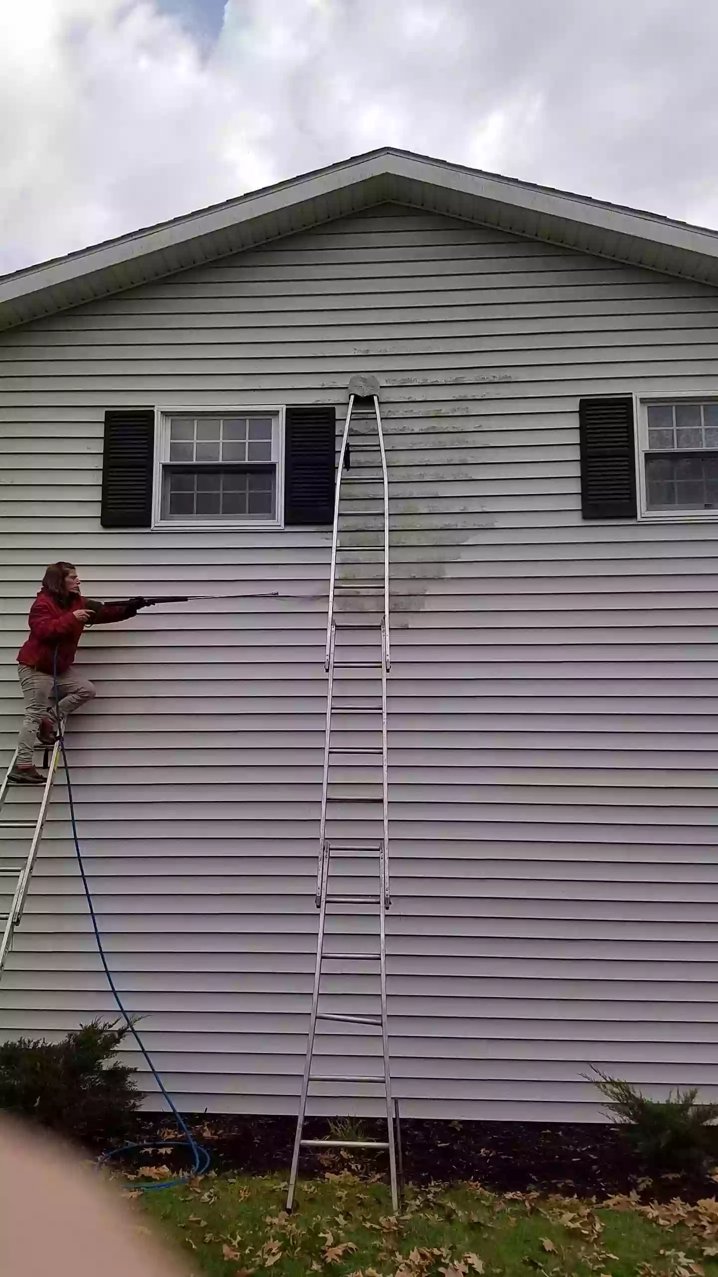 Squeaky's ll Window Cleaning, Gutter Cleaning & Pressure Washing