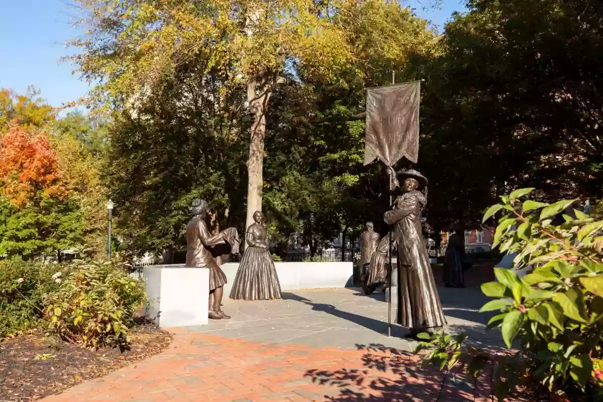 Virginia Women's Monument : Voices From The Garden