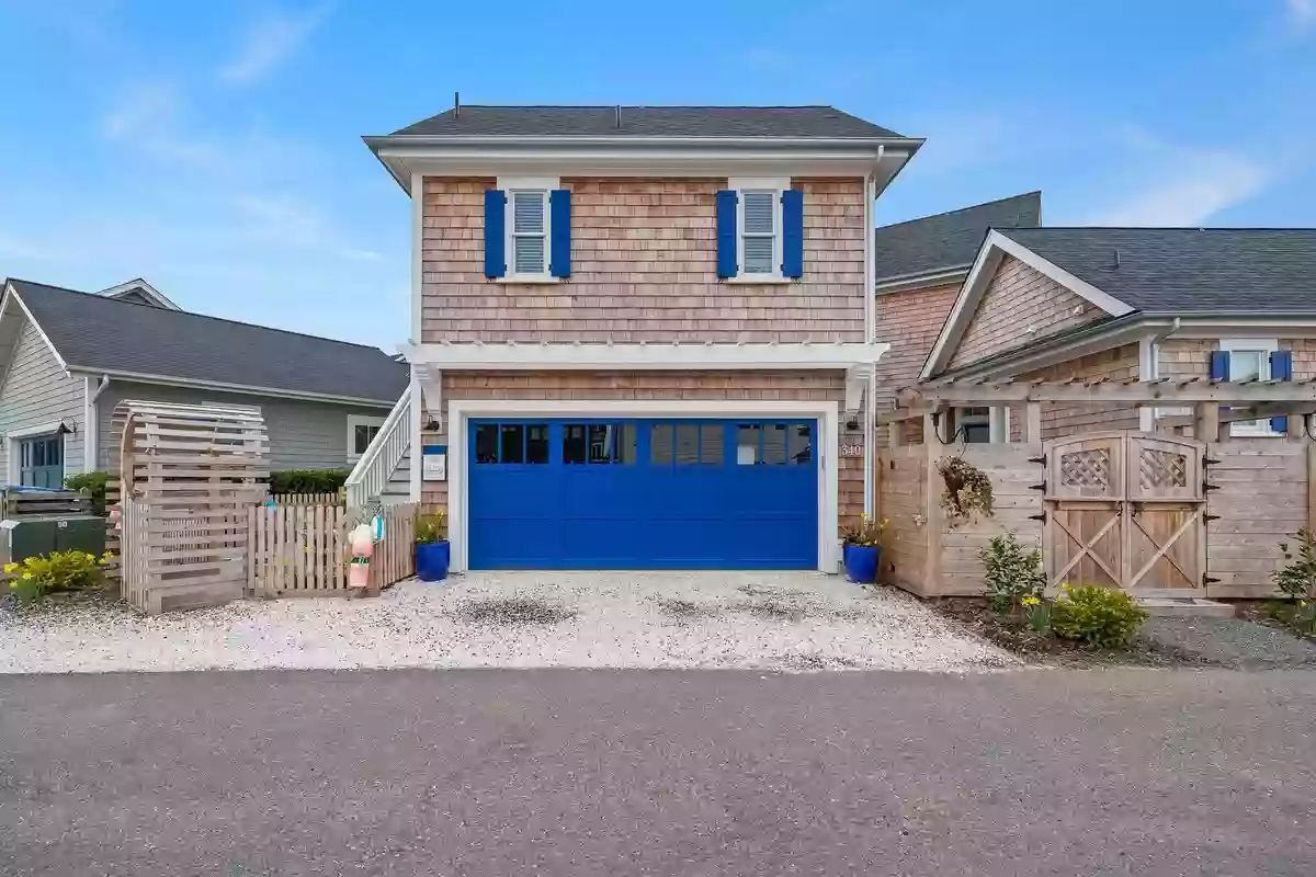 Park Place Carriage House - Seabrook Carriage House Steps to Beach & in Town